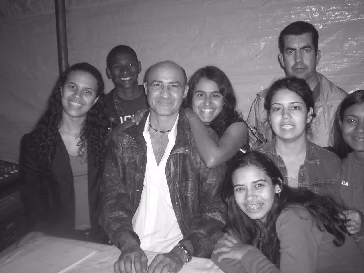 Foto do professor e escritor Humberto Milhomem com alunos
